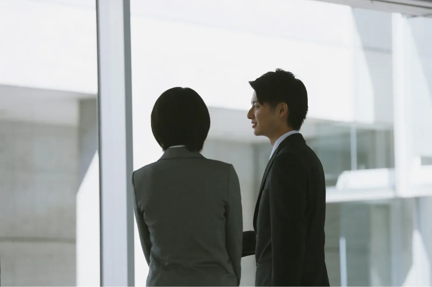 担当者がお客様に提案をしている様子